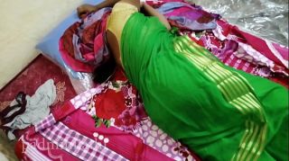 green_saree_aunty_pissing_outside