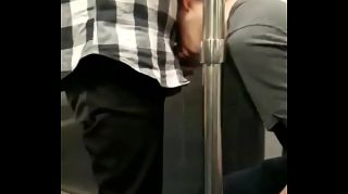 mamando en el metro