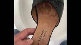 heels shoe shop pee pron