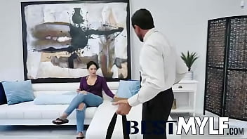 video of big huge thighs women iin mini skirt shaking there ass