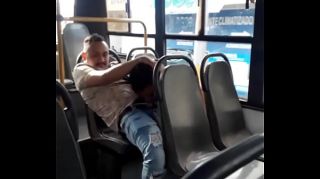 mamando tetas en el bus