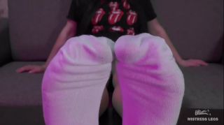 sleepy_hooter_girl_feet_in_socks_porn