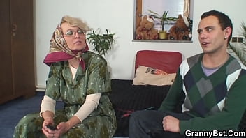 homemade video mature wife spreading legs for strangers