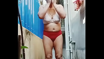 sinhala aunty bathing outside