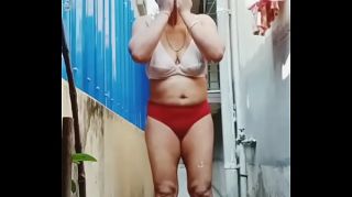 sinhala aunty bathing outside