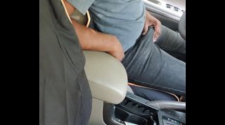 jerking and cumming in car she look